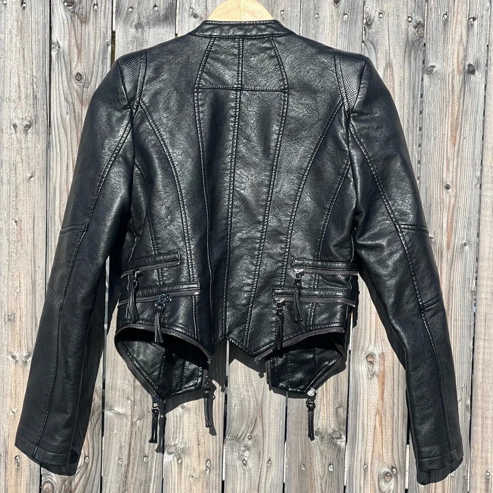 Elegant Black Leather Jacket - Picture 15 of 16